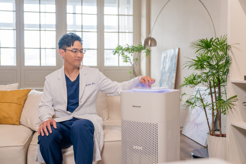 Honeywell 航太級旗艦空氣清淨機再擴展 「X560 太空機」星霧白上市 耳鼻喉頭頸專科醫師黃昭勳推薦Honeywell 太空機,完整結合H13級HEPA 濾網、專利分解甲醛與 UVC 滅菌,成為診所實際採用的專業空氣清淨選擇。(圖/業者提供)