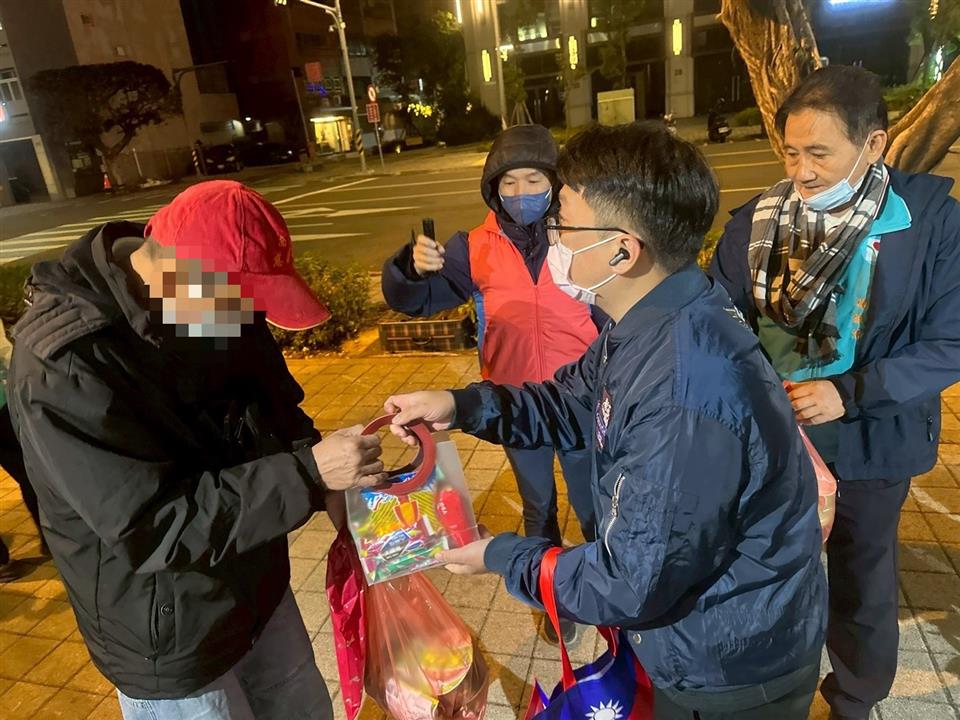 強烈大陸冷氣團來襲　彰化縣政府夜訪街友　啟動低溫關懷