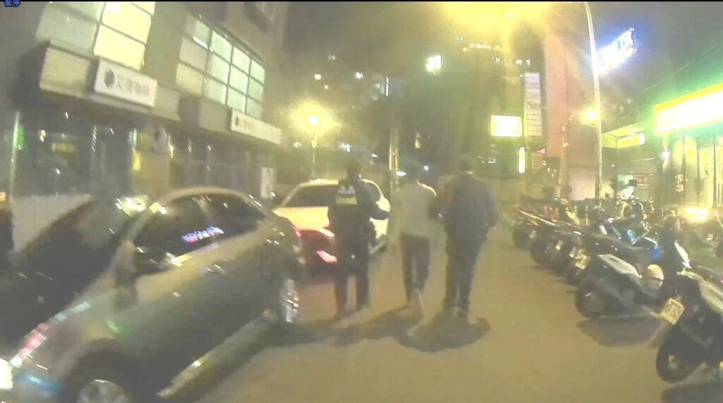 遇警盤查稱「弟弟合法」卻露餡　桃警臨檢舞廳逮獲2通緝犯