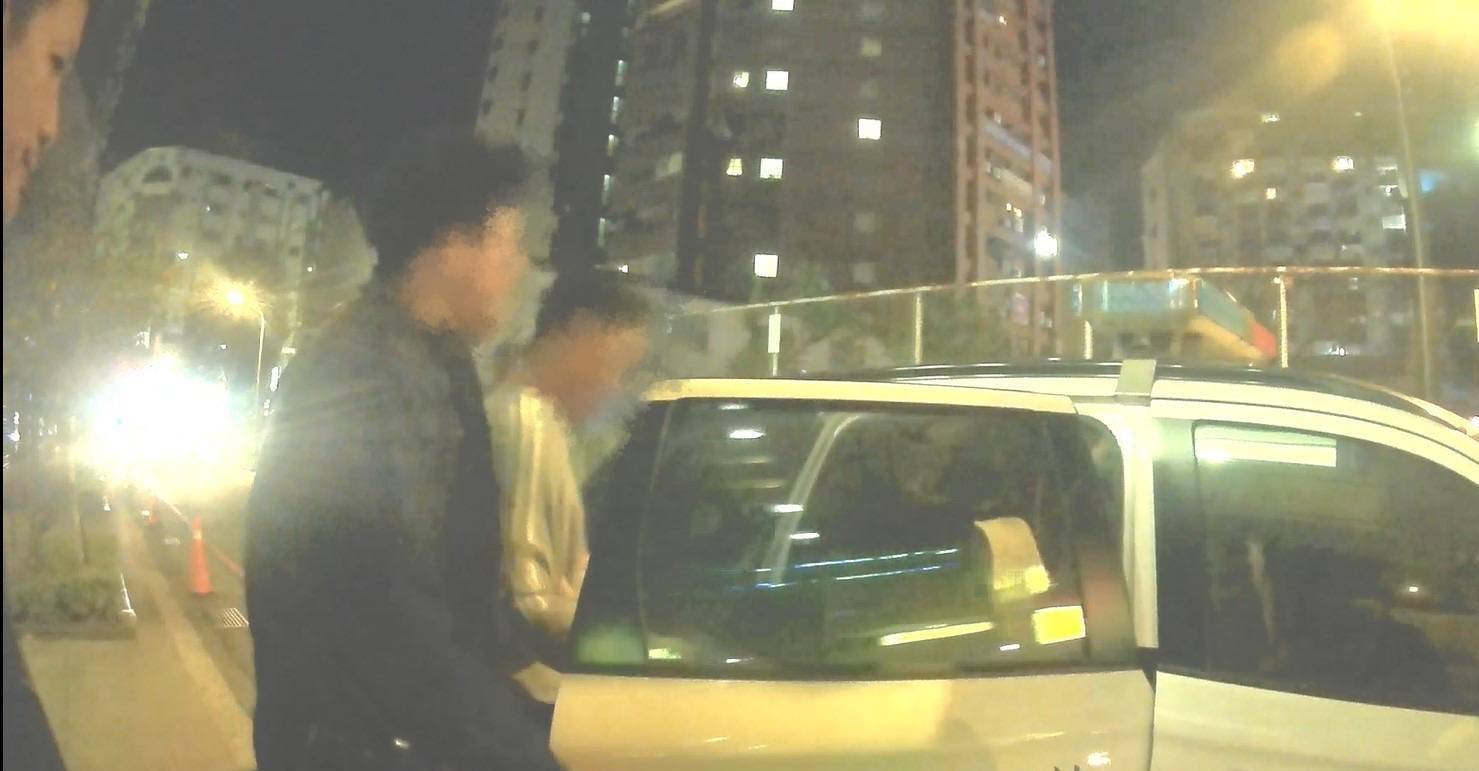 遇警盤查稱「弟弟合法」卻露餡 桃警臨檢舞廳逮獲2通緝犯 遇警盤查稱「弟弟合法」卻露餡 桃警臨檢舞廳逮獲2通緝犯