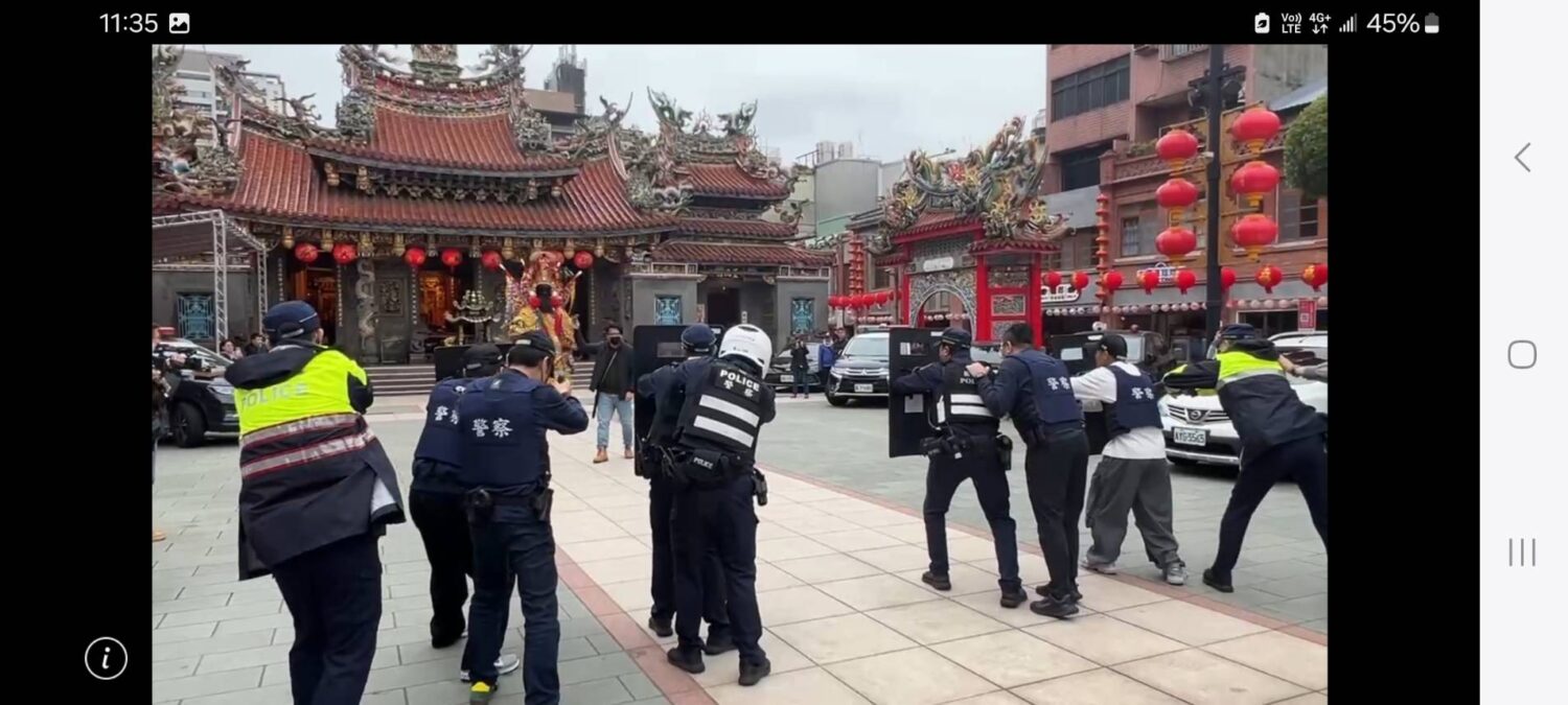 神將助陣!桃園警防搶演練創新登場 「行動劇」提升民眾防詐防搶警覺 神將助陣!桃園警防搶演練創新登場 「行動劇」提升民眾防詐防搶警覺