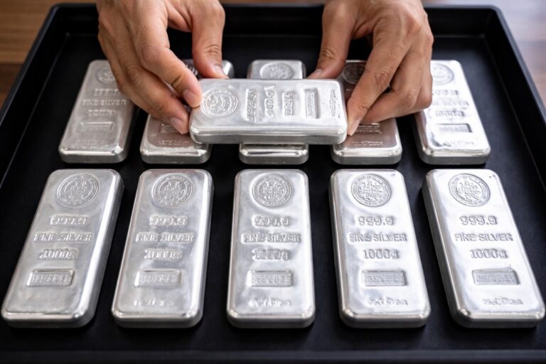 白銀格價狂飆150%創15年新高 分析師：政治利多有望續推升