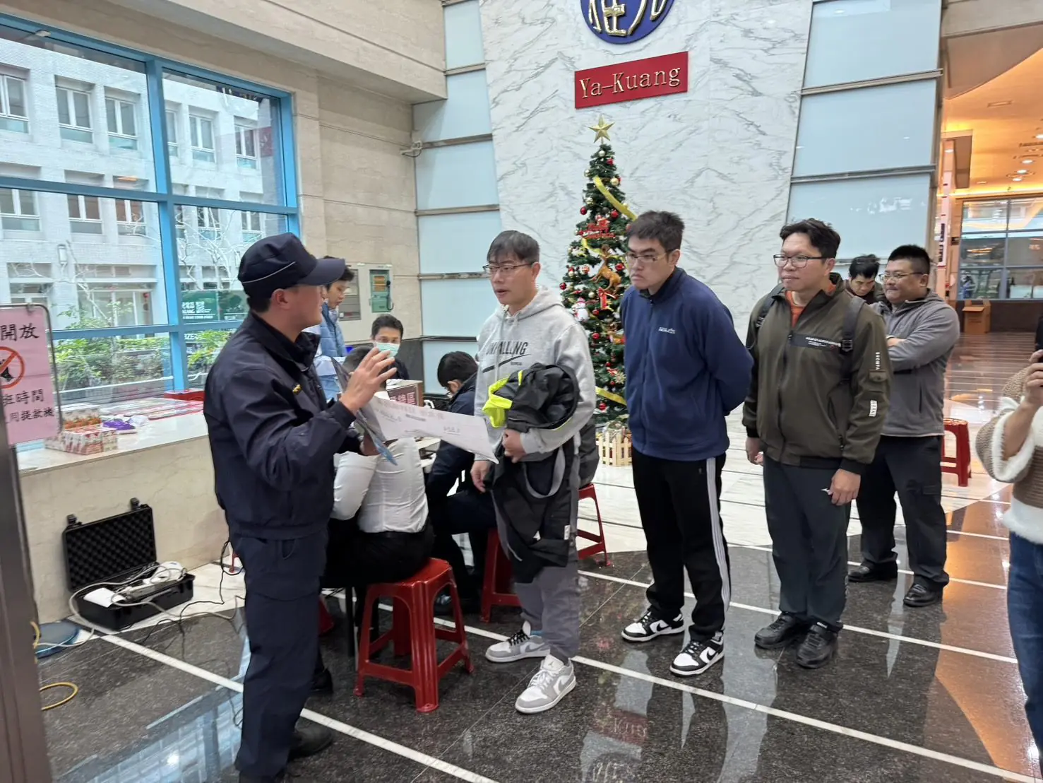 內湖警跨界出擊!捐血活動融入交通安全宣導 內湖警跨界出擊!捐血活動融入交通安全宣導