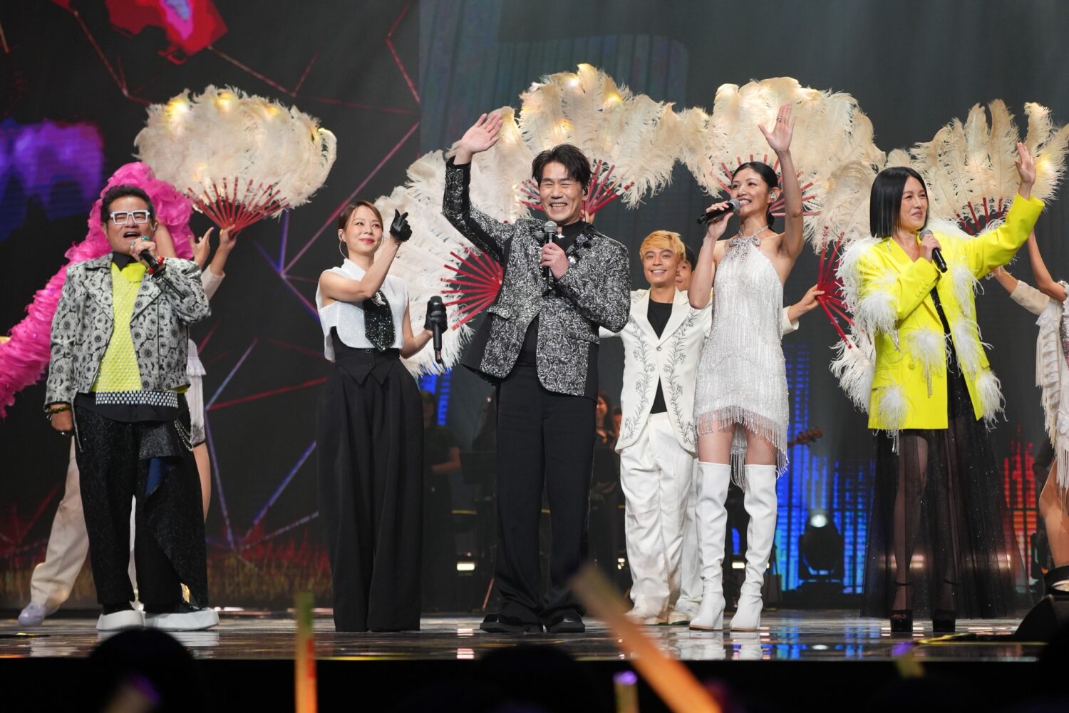 文化總會製作 春節特別節目《2026 WE ARE 我們的除夕夜》節目規模再升級 《WE ARE綜藝夜總會》由許效舜、苗可麗聯手,羅時豐、孫淑媚、李千娜共同帶來精彩的演出。(圖/文總 提供)