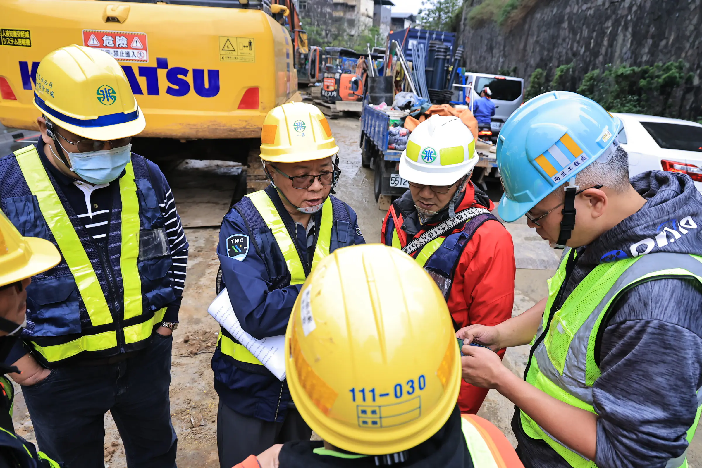 基隆麥金路自來水幹管爆裂 謝國樑到場要求全力搶修、恢復供水 基隆麥金路自來水幹管爆裂 謝國樑到場要求全力搶修、恢復供水