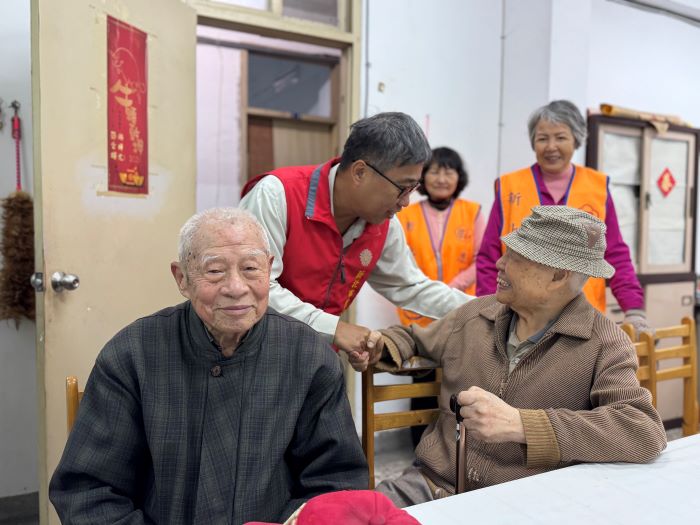 新北榮關懷退舍榮民長輩 春節送暖祝新年快樂 36 《圖說》李毓錫副處長(中)逐一向榮民前輩致意,並向長輩們拜年,預祝新年快樂。〈新北榮服處提供〉