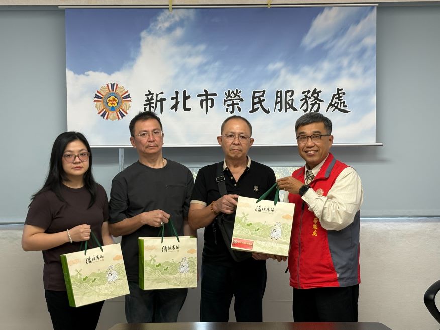 化思念為大愛 印尼華僑跨海捐贈清寒學子認養金 40 《圖說》副處長李毓錫(右)致贈茶葉禮盒。〈新北榮服處提供〉