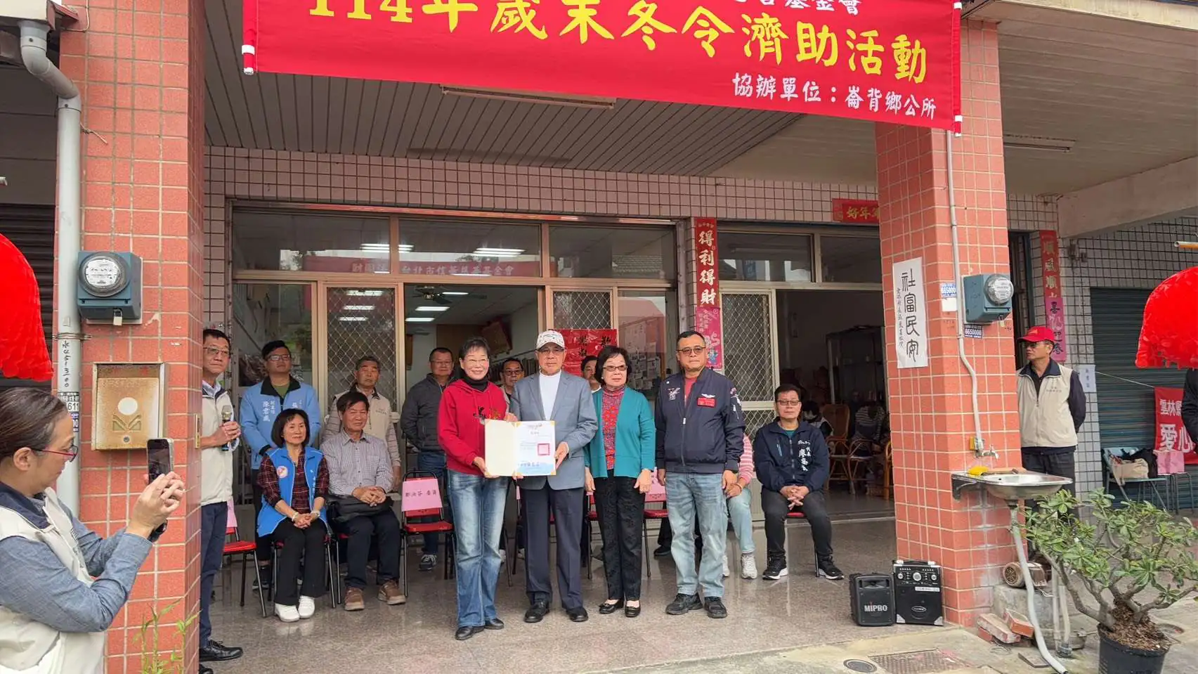 寒冬送暖！台北市信華慈善基金會　濟助崙背弱勢戶　義剪傳愛