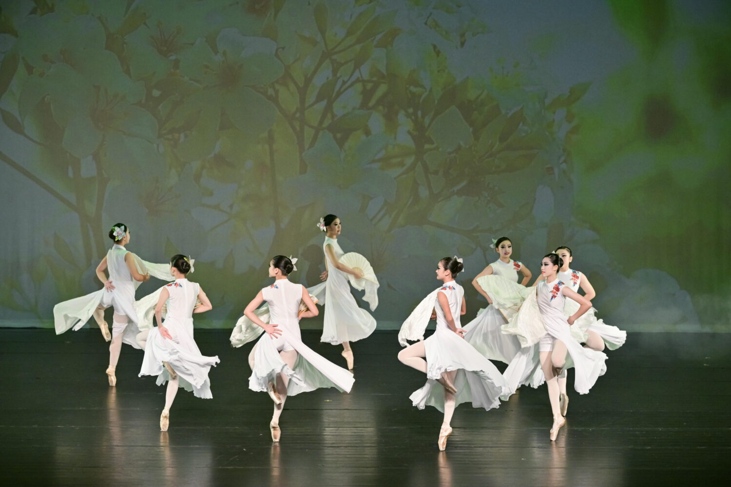 延續「電影教父」李行大愛遺願 紅心字會攜手天帝教天鎮堂2026舉辦跨界公益盛宴 創新亮點《客家風華 in Ballet》:邀請「心舞季藝術舞蹈團」演出「戀戀五月雪」。(圖/紅心字會 提供)