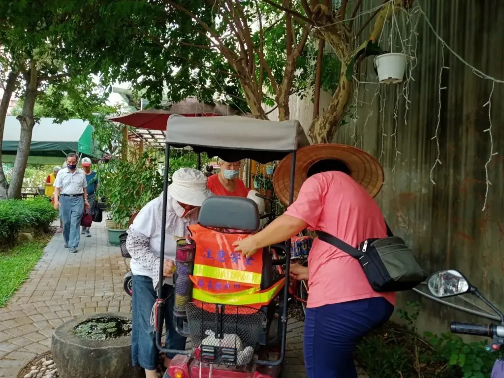嘉義縣政府提供電動代步車反光背心　守護用路安全