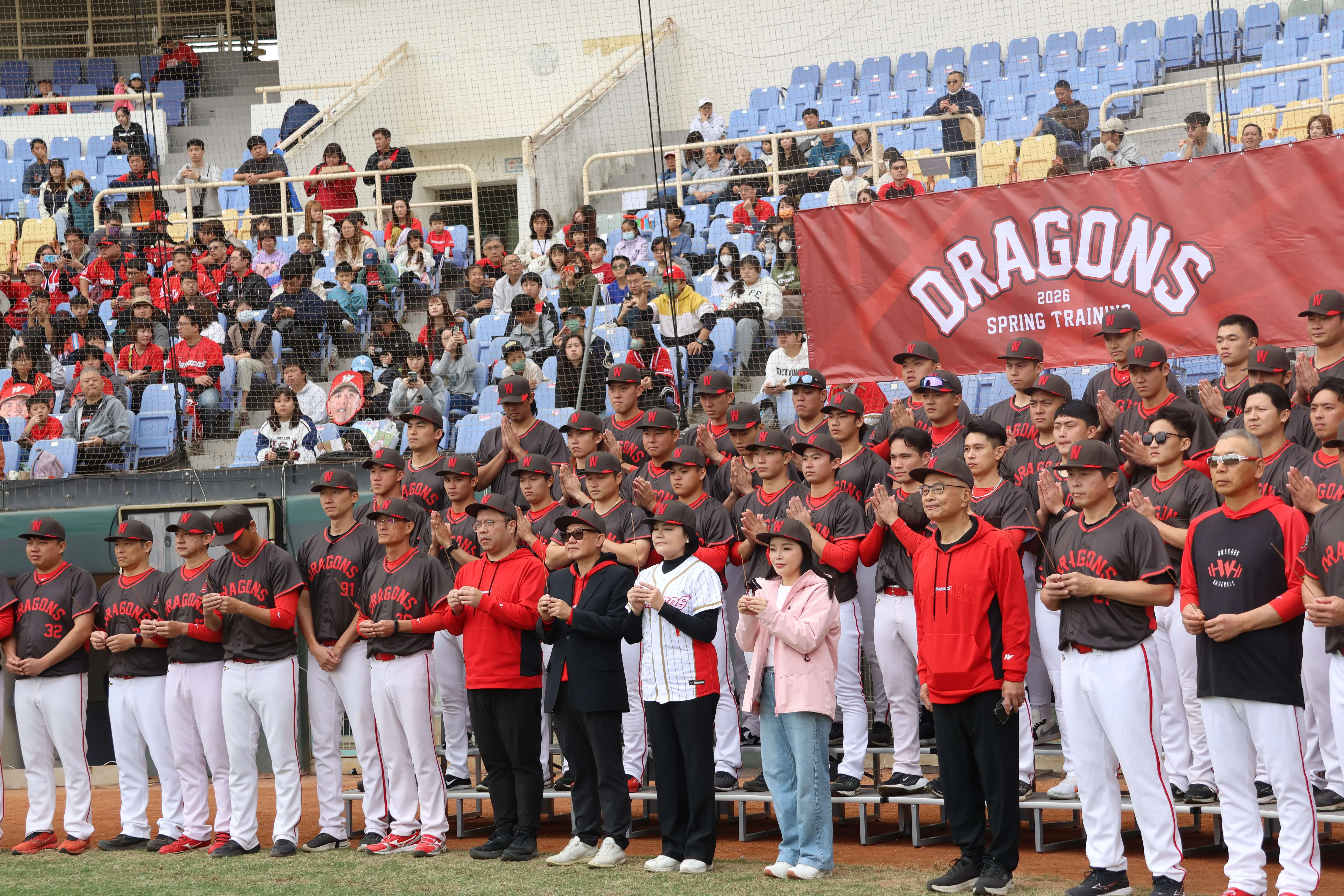 張麗善出席味全龍春訓勉勵球員 展現雲縣對棒球運動的全力支持與推動 張麗善出席味全龍春訓勉勵球員 展現雲縣對棒球運動的全力支持與推動