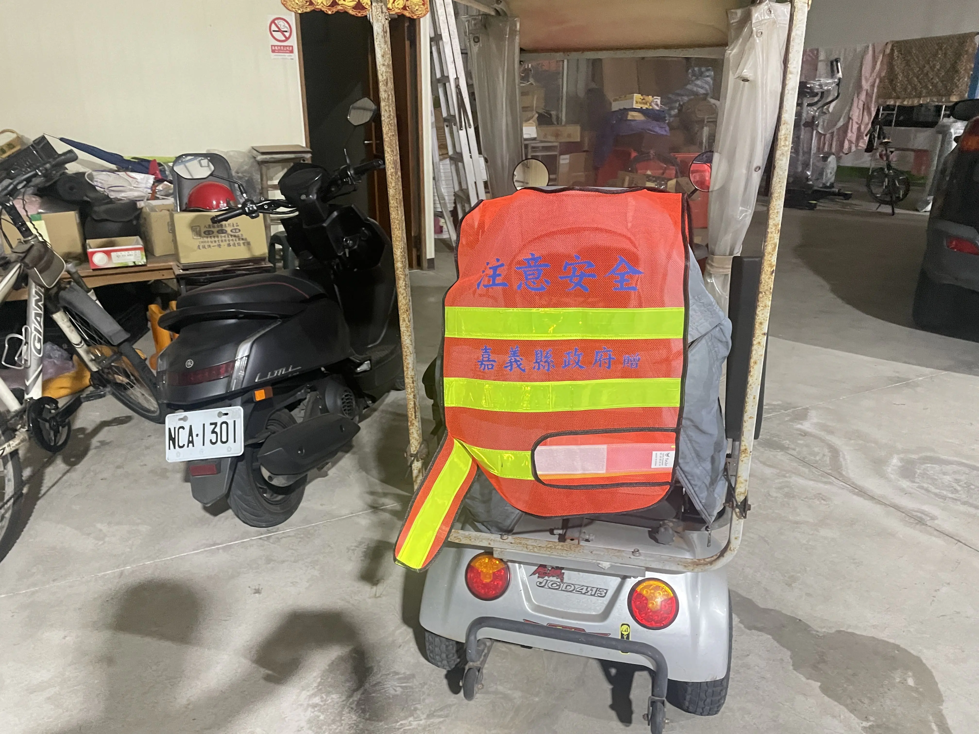 嘉義縣政府提供電動代步車反光背心　守護用路安全