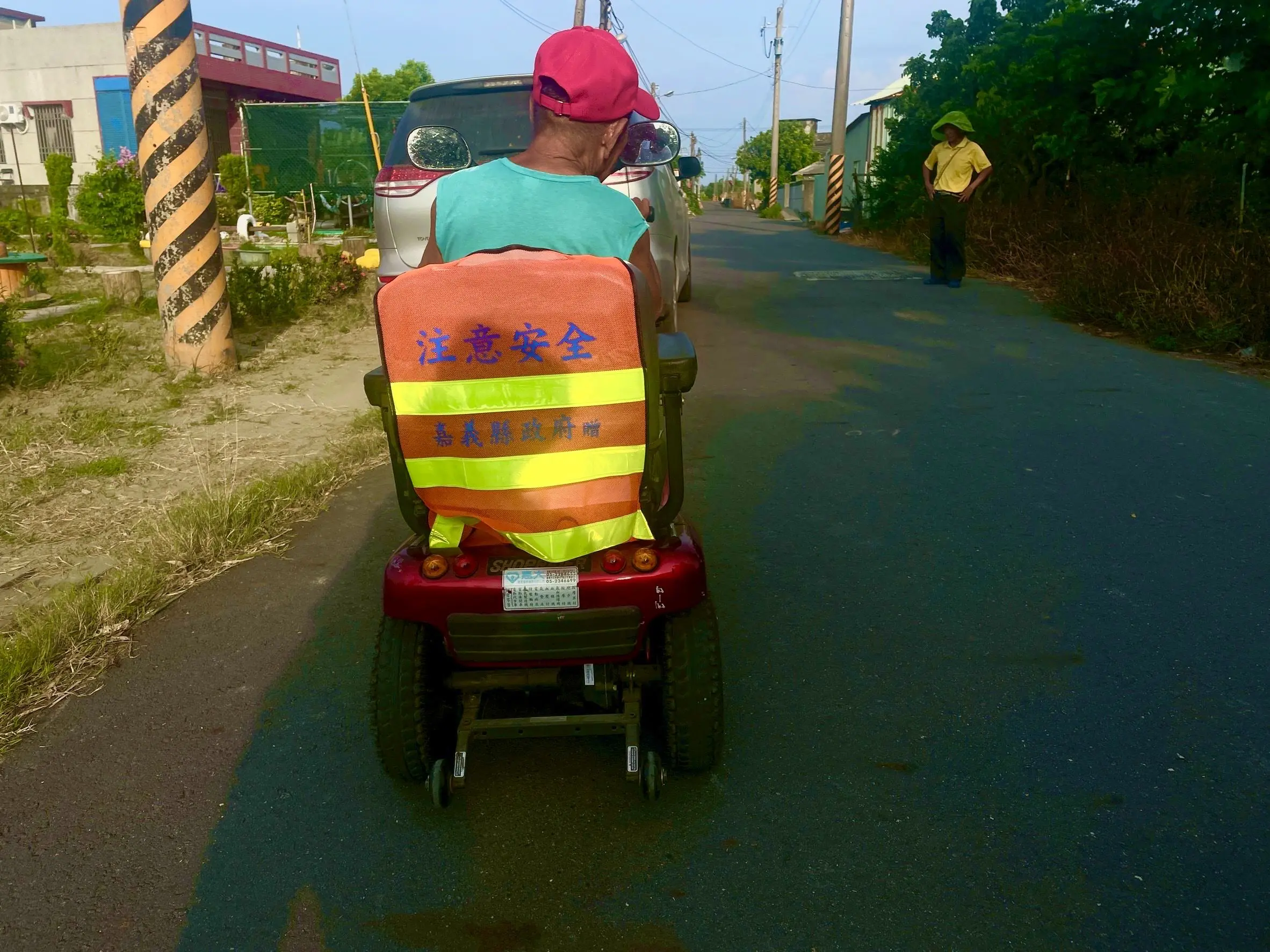 嘉義縣政府提供電動代步車反光背心　守護用路安全
