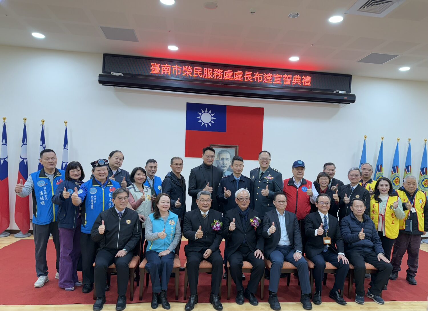 空軍航空技術學院校友總會贈「空軍地勤榮民生命史」胡思湘處長全力為榮民榮眷服務 空軍航空技術學院校友總會拜會胡思湘處長。(圖/空軍航空技術學院校友總會 提供)