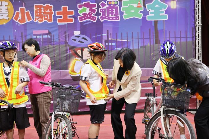 雲林小騎士配備LED反光背心 張麗善縣長:朝天宮媽祖護佑 學童交通安全再升級 雲林小騎士LED反光背心經標準測試,照度可達到5900,縣府以高標準確保學生安全