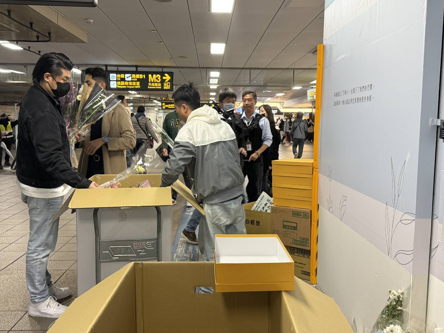 捷運北車悼念牆獻花留言全數移交 陪伴余先生走完最後一程 捷運北車悼念牆獻花留言全數移交 陪伴余先生走完最後一程
