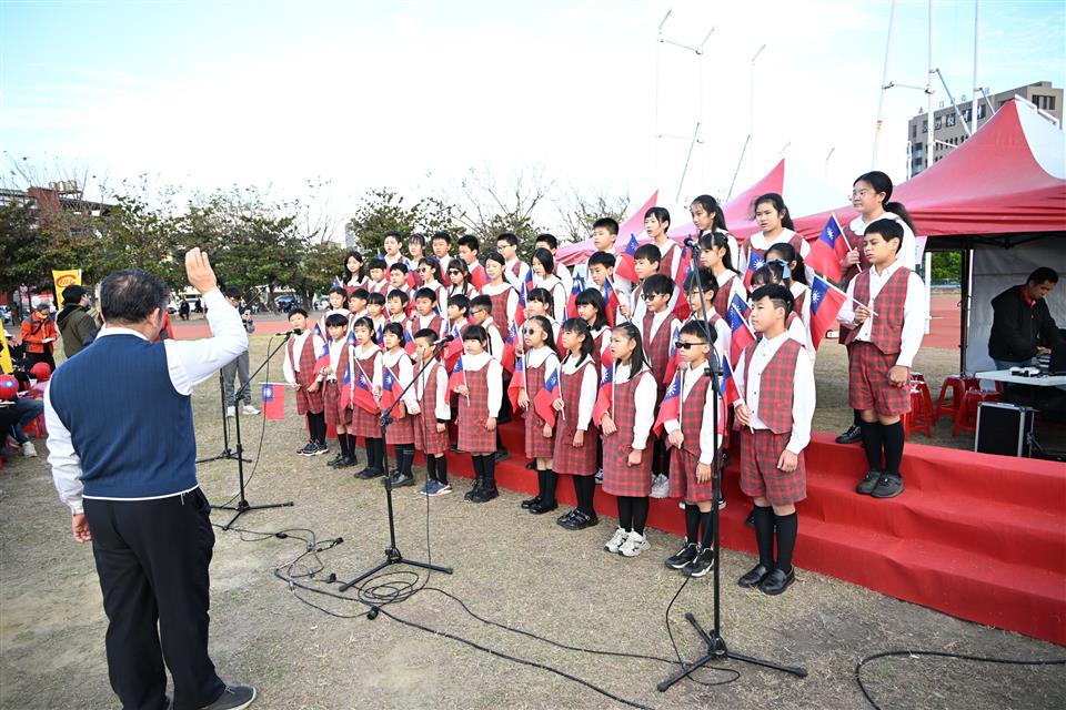「迎光啟程　彰化飛揚」　元旦升旗在鹿港　千人齊聚迎新年