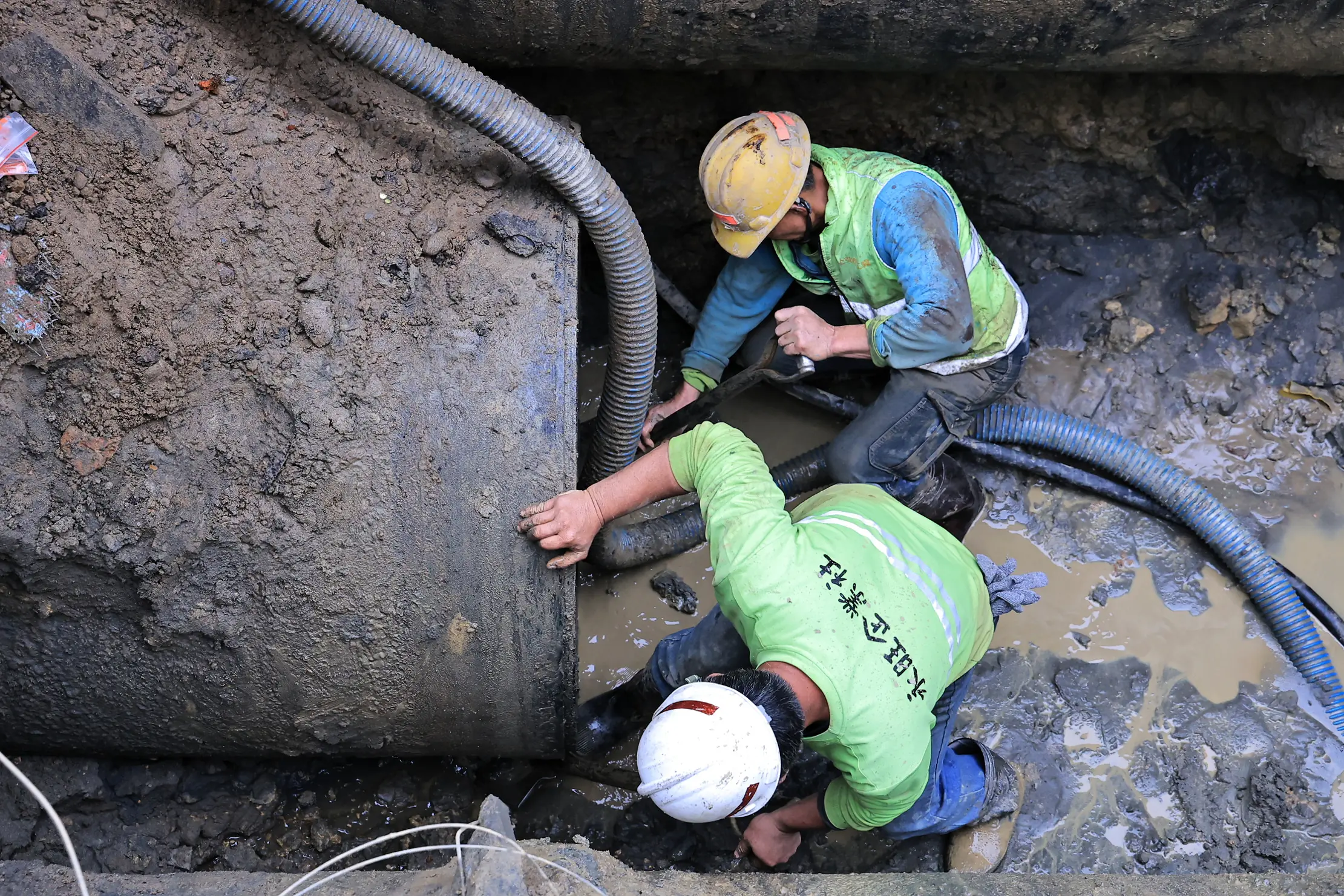 基隆麥金路自來水幹管爆裂 謝國樑到場要求全力搶修、恢復供水 基隆麥金路自來水幹管爆裂 謝國樑到場要求全力搶修、恢復供水