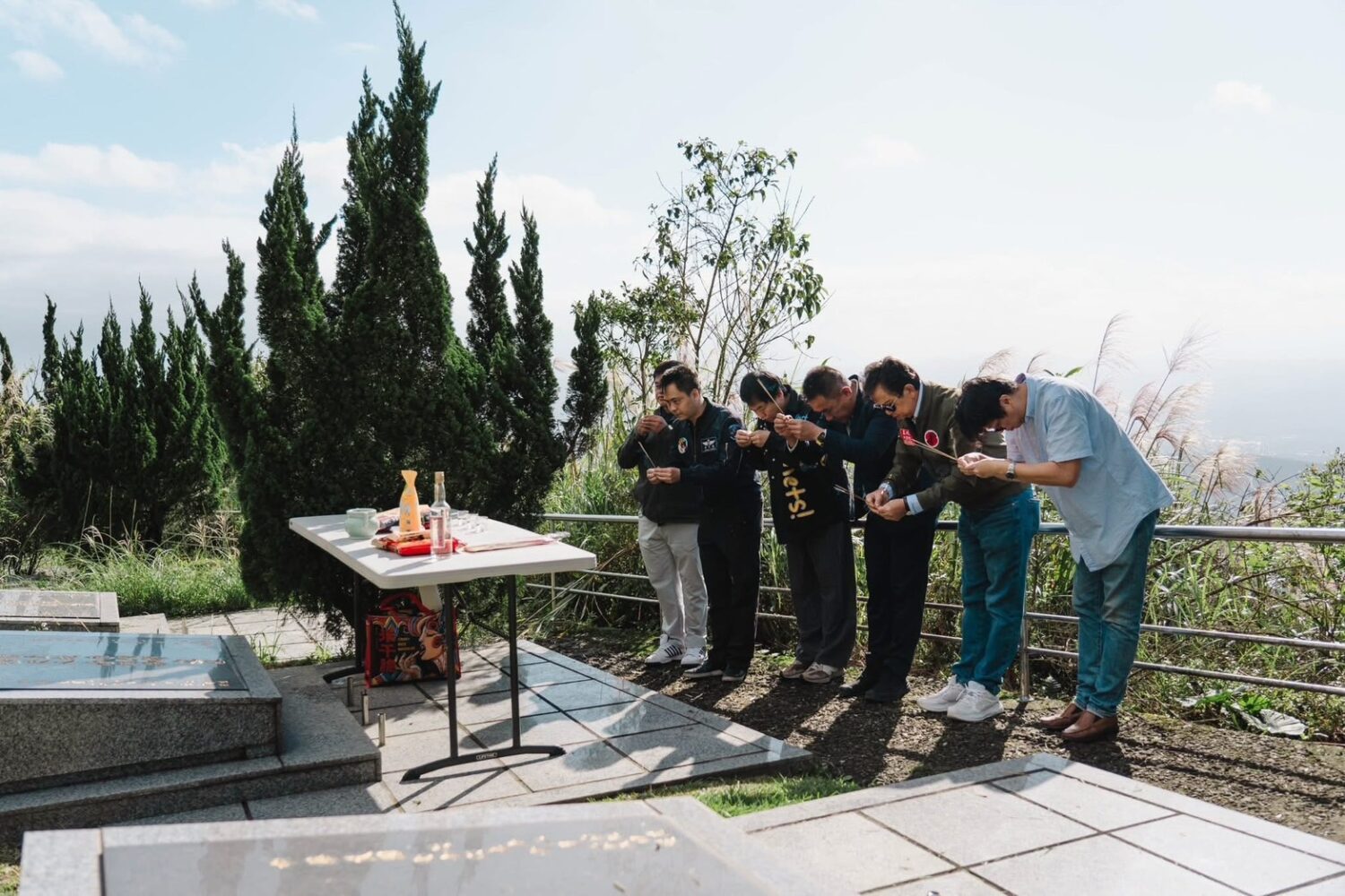 電影「異域」經典再現 孤軍後代淚灑柯俊雄原型長眠處 YouTuber司徒建銘不畏禁忌紀錄歷史 亞細亞孤兒跪謝長官 「一香兩代情」 孤軍後代淚灑柯俊雄原型墓前,司徒建銘不畏禁忌紀錄歷史。(圖/王紹章會長 提供)