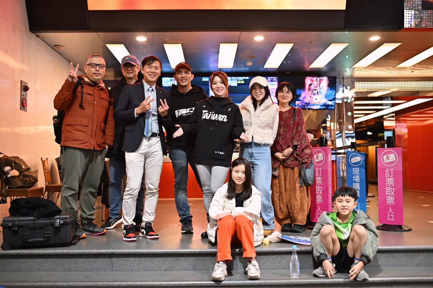 國球魂爆發 700人集體進場「熱血開轟」中山扶輪社包廳看「冠軍之路」國歌一播現場超震撼 (左三)中山扶輪社社長朱易凡與團隊展開熱血爆棚!號召扶輪社友700人揪團重溫冠軍「路」。(圖/中山扶輪社 提供)