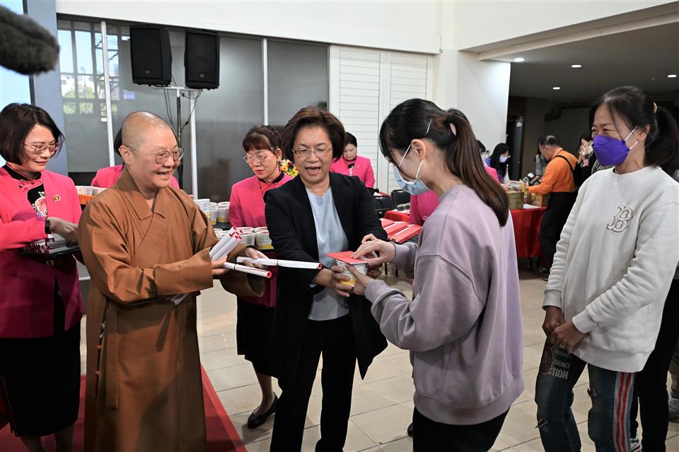 佛光山彰化福山寺致贈彰縣府同仁1,650碗臘八粥　共同傳遞關懷與愛心