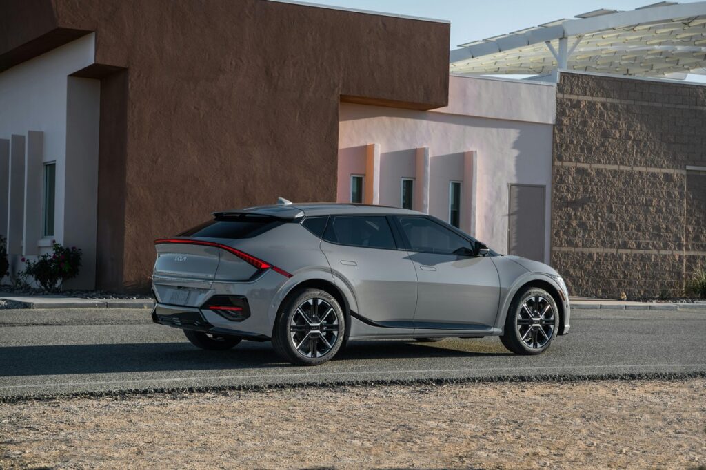 不懼川普關稅!起亞汽車靠「油電混合」強勢超車 2026 營收挑戰 112 兆韓元 投資機構高喊:目標價 17 萬韓元「買進」 不懼川普關稅!起亞汽車靠「油電混合」強勢超車 2026 營收挑戰 112 兆韓元 投資機構高喊:目標價 17 萬韓元「買進」