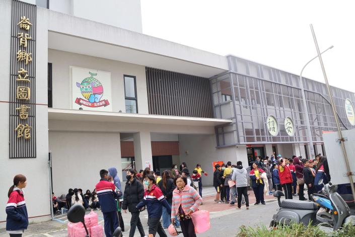 中央、地方與企業攜手 斥資8千400萬 崙背大客廳熱鬧啟用 崙背鄉立圖書館-崙背大客廳熱鬧啟用