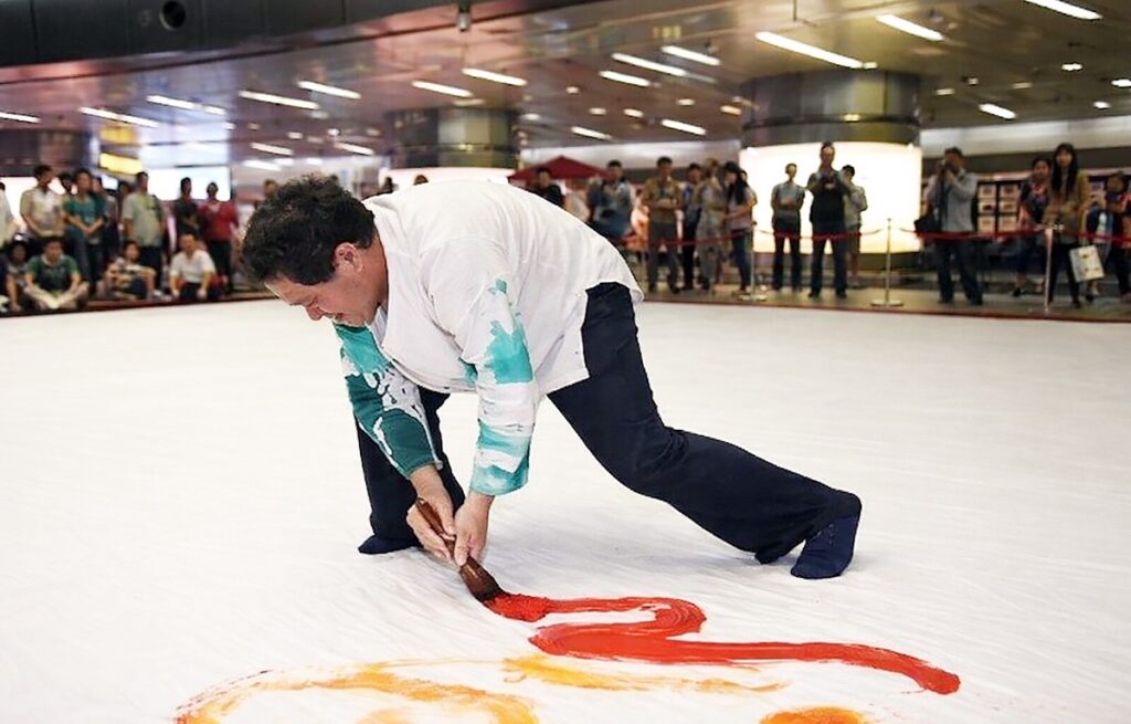 高雄車站迎春巨型春聯揮毫「恐龍樂園×國寶陀螺秀」登場 高雄車站迎春巨型春聯揮毫「恐龍樂園×國寶陀螺秀」登場