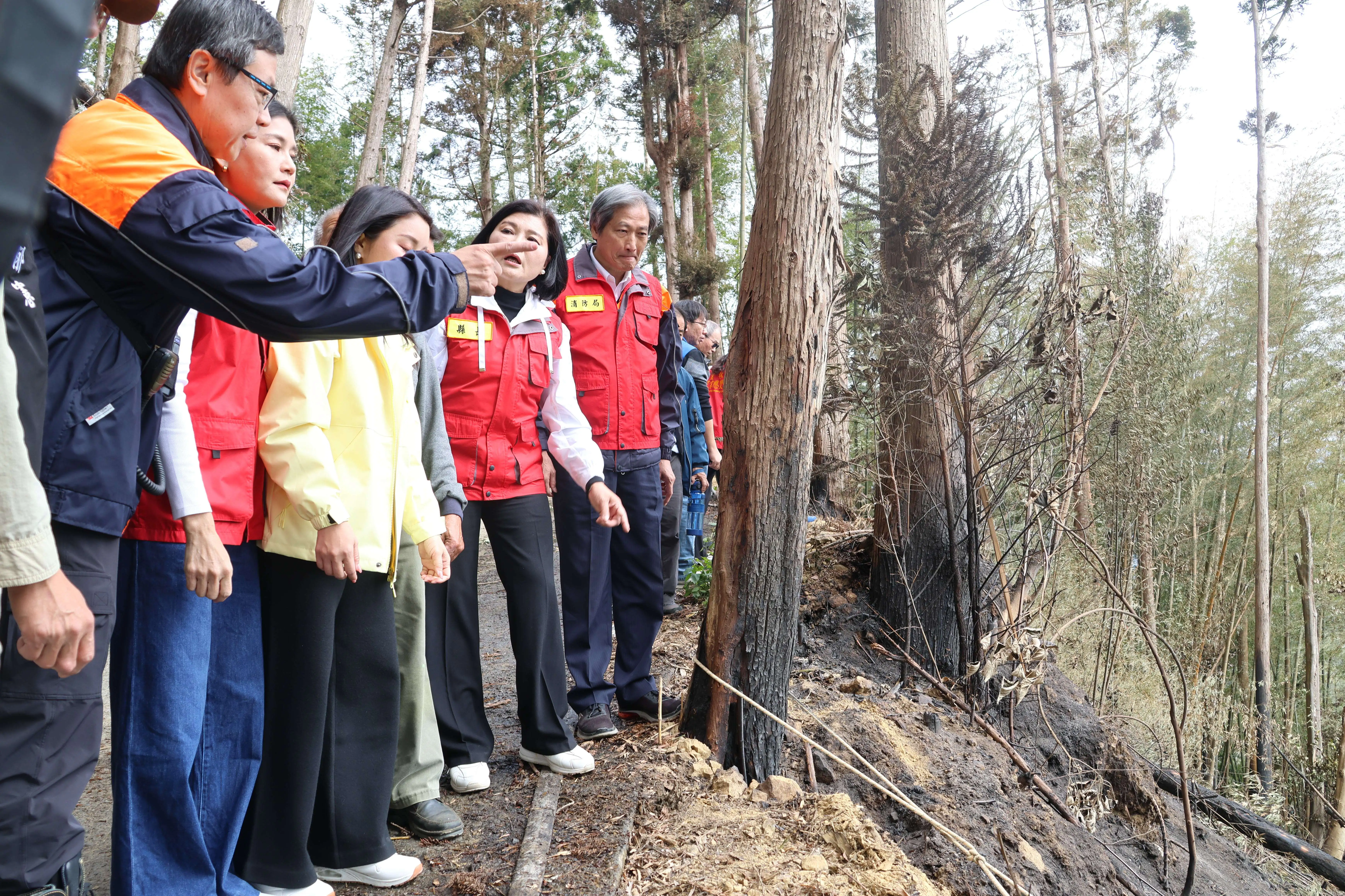張麗善縣長率隊勘查草嶺山林火警 指示建置蓄水系統及消防管線 強化救災量能 張麗善縣長率隊勘查草嶺山林火警 指示建置蓄水系統及消防管線 強化救災量能
