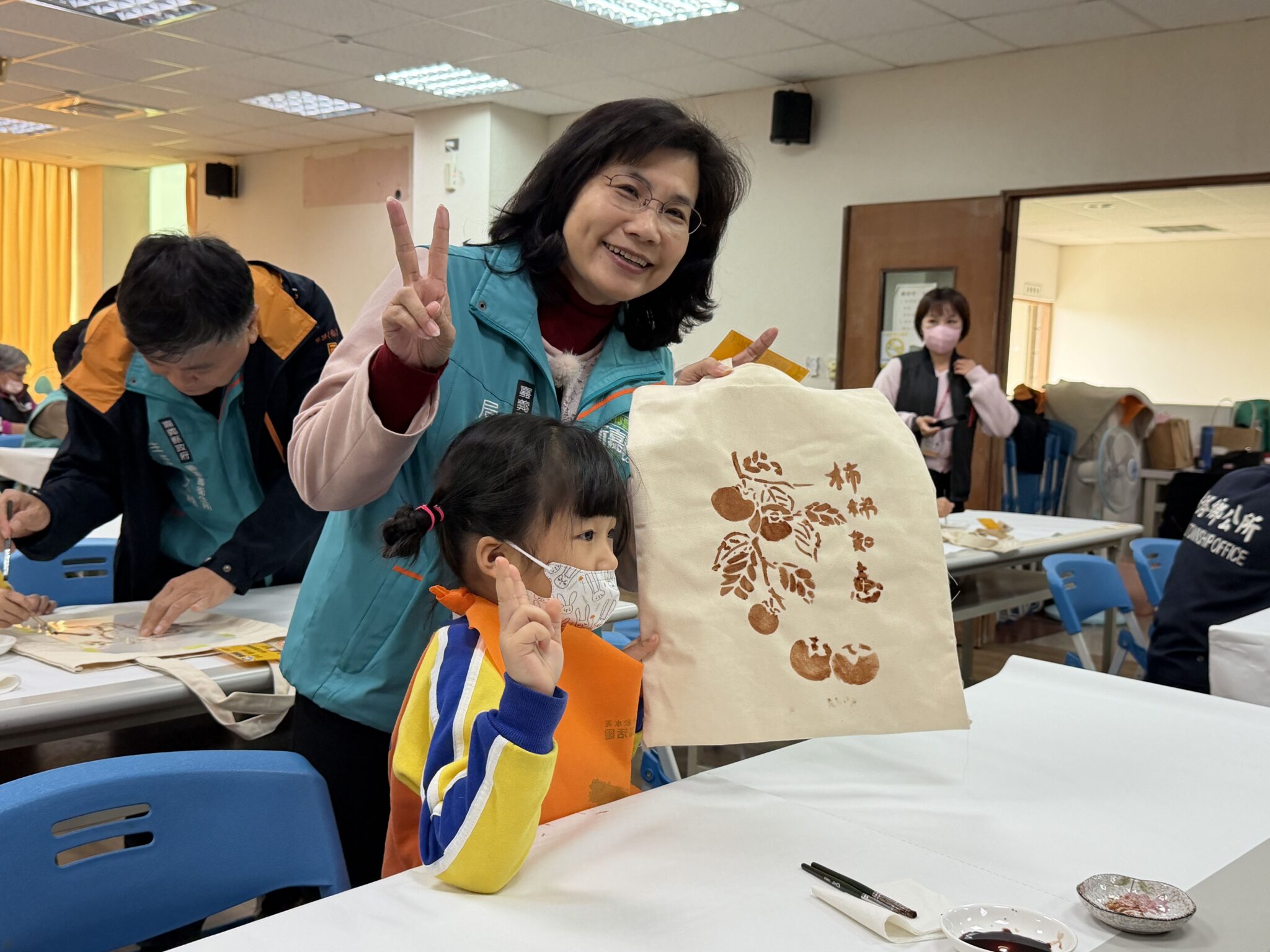 柿子染出番路美學　醫事C據點推動長幼共學　溫暖登場