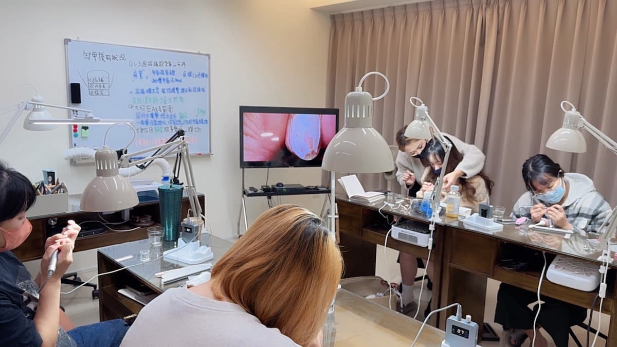 從一張桌子開始 她用八年走出屬於自己的美甲之路 從一張桌子開始 她用八年走出屬於自己的美甲之路