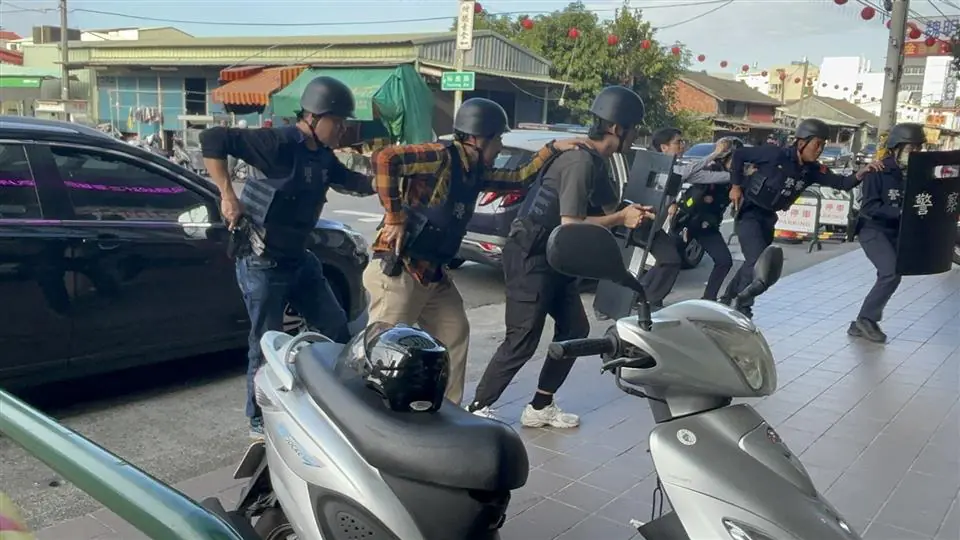 員林警銀行防搶演練「馬到成功,馬前失蹄」! 員林警銀行防搶演練「馬到成功,馬前失蹄」!