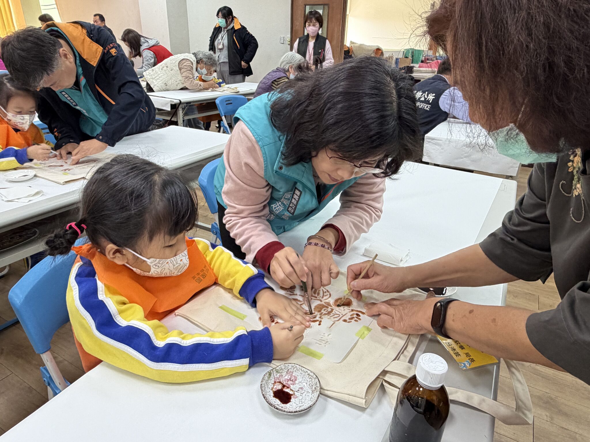 柿子染出番路美學　醫事C據點推動長幼共學　溫暖登場