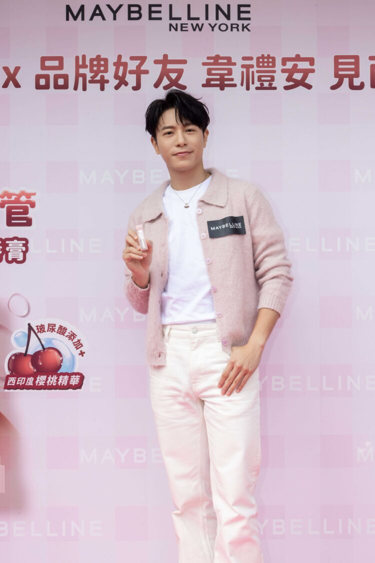 媚比琳全新「水嘟嘟蜜光潤唇膏」嘟嘟小粉管上市 品牌好友 韋禮安現身推薦 2026喜發新EP再度攻蛋 韋禮安喜歡天天都是情人節的浪漫感,經常贈送太太鮮花、甜點、唇膏。(圖/媚比琳 提供)