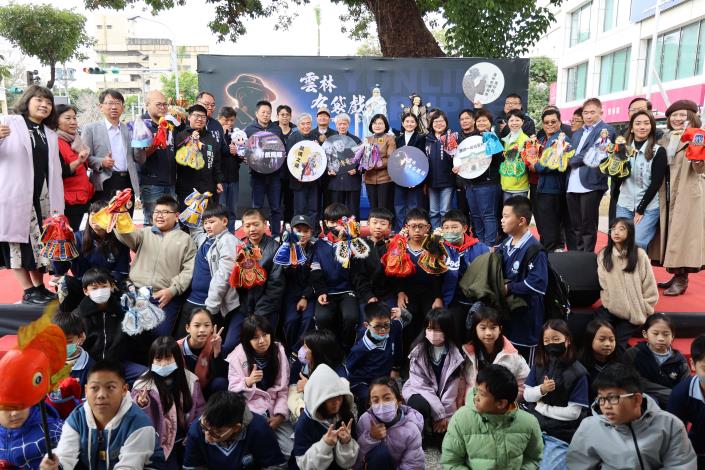 2026雲林布袋戲日 張麗善縣長為《傳藝之魂:黃海岱與戲偶之道》特展揭幕 傳承延續布袋戲技藝精神 紀念布袋戲「通天教主」黃海岱大師126歲冥誕,彰顯雲林作為布袋戲原鄉的重要地位,雲林縣政府今(2)日假雲林布袋戲館盛大舉辦2026雲林布袋戲日暨傳藝之魂:黃海岱與戲偶之道開展記者會