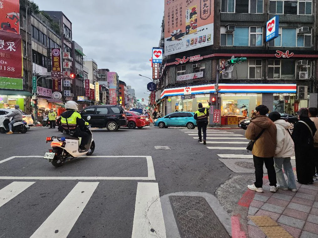 年貨大街週末開跑 大同警啟動「交通快打」守護迪化商圈採買熱潮 年貨大街週末開跑 大同警啟動「交通快打」守護迪化商圈採買熱潮