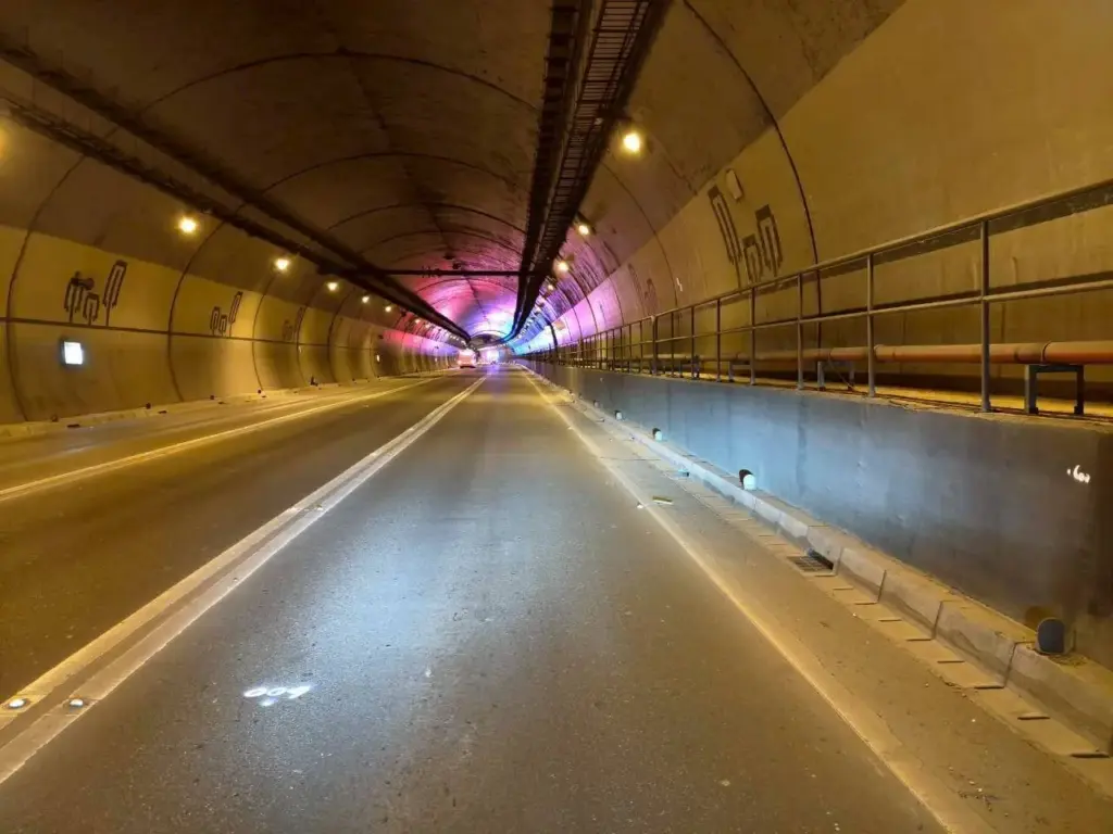 通往101更順暢 信義快速道路象山隧道南向路面煥然一新 通往101更順暢 信義快速道路象山隧道南向路面煥然一新