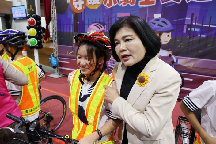雲林小騎士配備LED反光背心 張麗善縣長:朝天宮媽祖護佑 學童交通安全再升級 雲林縣每位學生除自行車有前後車燈、反光條、配戴安全帽及LED反光背心外,亦結合校園交通安全課程,在日常通行中更具備自我保護能力