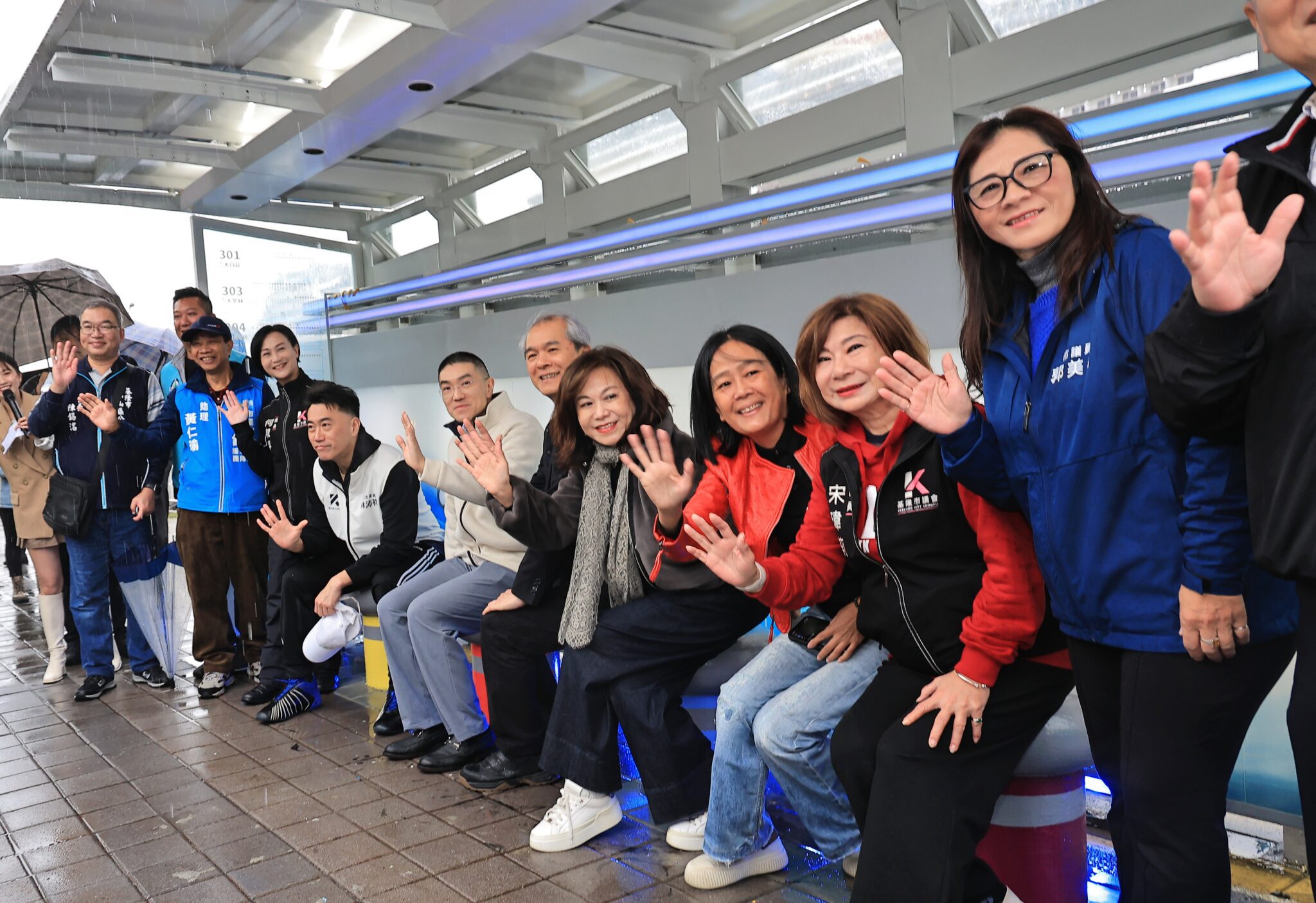 基隆港務分公司認養「碼頭工會」候車亭啟用 公私協力打造港區新亮點 基隆港務分公司認養「碼頭工會」候車亭啟用 公私協力打造港區新亮點