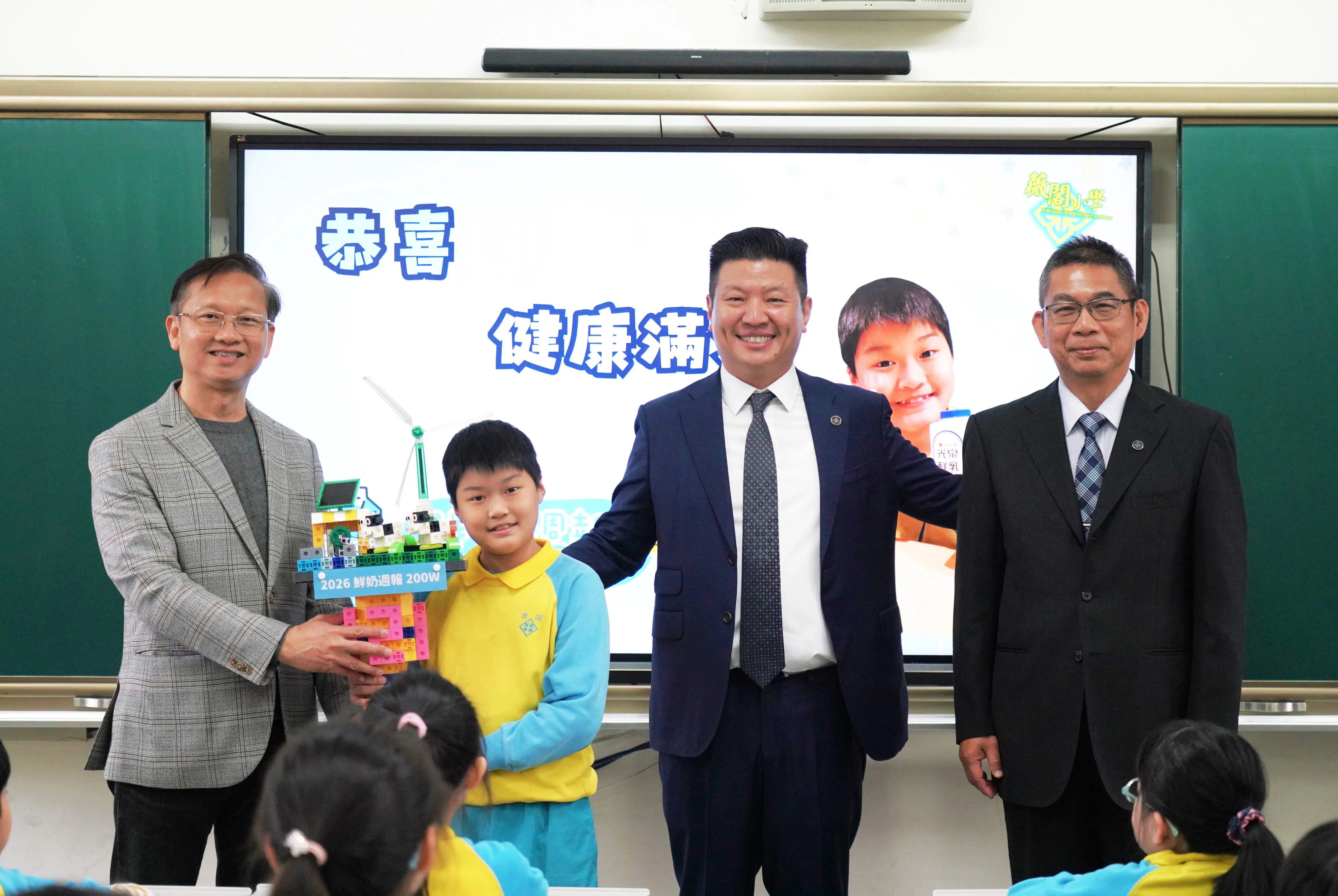 北市「鮮奶週報」第200萬幸運兒誕生 寫下臺北健康新紀錄 北市「鮮奶週報」第200萬幸運兒誕生 寫下臺北健康新紀錄