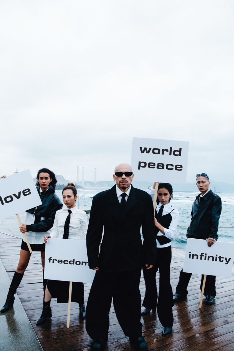 男歌手提升內在的愛與和平 國際身心靈網紅、國際公益企業家、今年轉身變成國際唱片歌手的阿卡莎納(AKSN) 阿卡莎納第二首單曲『Circles』全球首發MV。(圖/阿卡莎納 提供)