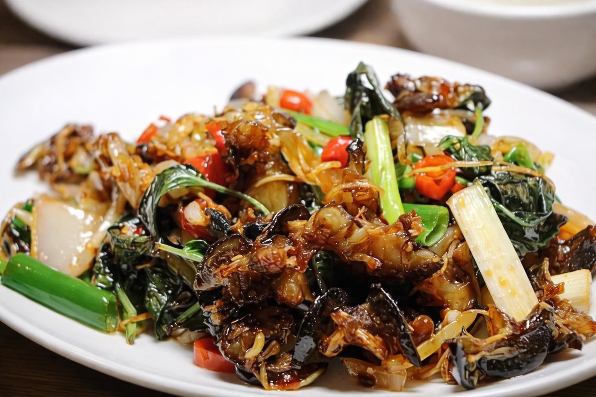 這間新竹烤雞店的溫度不只是味道 而是旅人記住這座城市的方式 這間新竹烤雞店的溫度不只是味道 而是旅人記住這座城市的方式