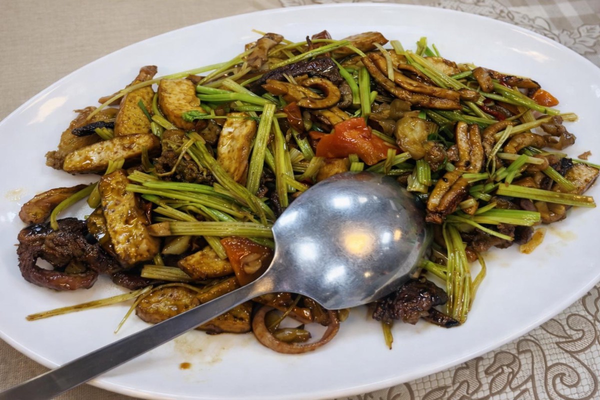 這間新竹烤雞店的溫度不只是味道 而是旅人記住這座城市的方式 這間新竹烤雞店的溫度不只是味道 而是旅人記住這座城市的方式