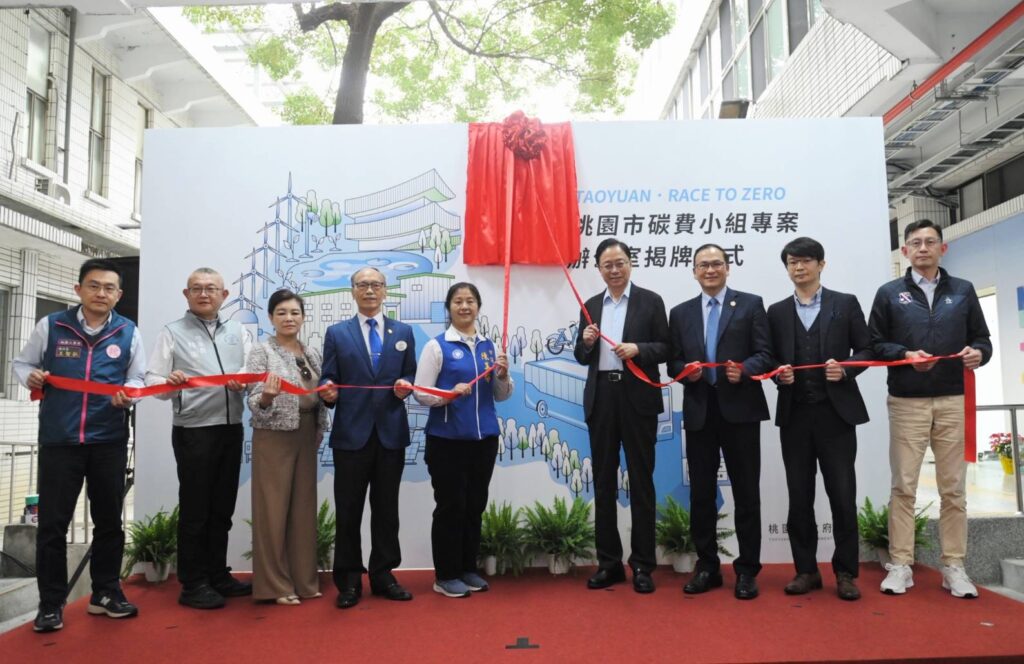 碳費制度上路前夕 桃園市專案辦公室揭牌助企業因應「碳有價」時代 桃園市長張善政出席桃園市碳費小組專案辦公室揭牌儀式。(圖/桃園市環保局提供)