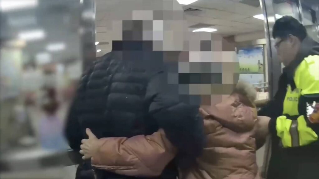 老翁妻心跳險驟停 幸有「南港警」急送就醫保命! 員警協助民眾就醫。(圖/記者薛秀蓮 翻攝)