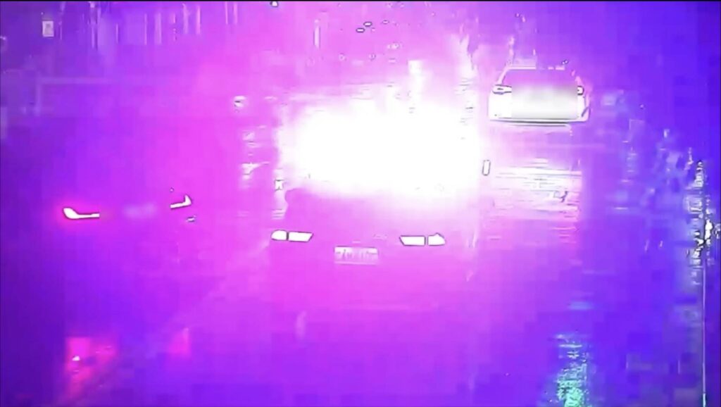 老翁妻心跳險驟停 幸有「南港警」急送就醫保命! ️員警載送民眾前往醫院。(圖/記者薛秀蓮 翻攝)