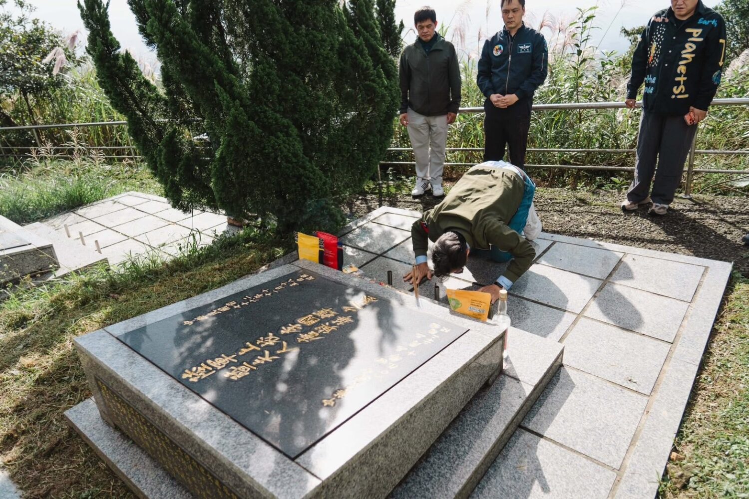 電影「異域」經典再現 孤軍後代淚灑柯俊雄原型長眠處 YouTuber司徒建銘不畏禁忌紀錄歷史 亞細亞孤兒跪謝長官 異域柯俊雄原型李國輝團長墓前,異域故事館董事長王根深下跪痛哭謝謝長官。(圖/王紹章會長 提供)