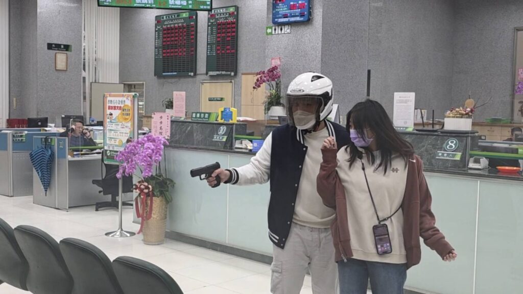 防搶、快打、攔截圍捕逼真上場 「南港警」演練來真的! 歹徒狹持人質。(圖/記者薛秀蓮 翻攝)