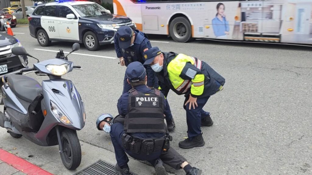防搶、快打、攔截圍捕逼真上場 「南港警」演練來真的! ️警方啟動攔截圍捕,查獲另一名騎車逃逸歹徒。(圖/記者薛秀蓮 翻攝)
