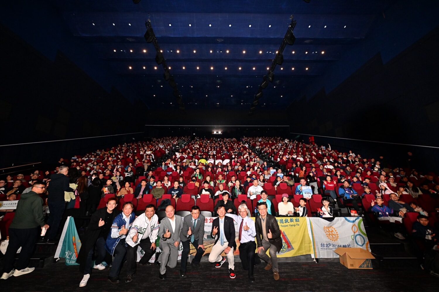 國球魂爆發 700人集體進場「熱血開轟」中山扶輪社包廳看「冠軍之路」國歌一播現場超震撼 中山扶輪社700人包下巨廳挺國片《冠軍之路》映前播國歌找回台灣初心。(圖/中山扶輪社 提供)